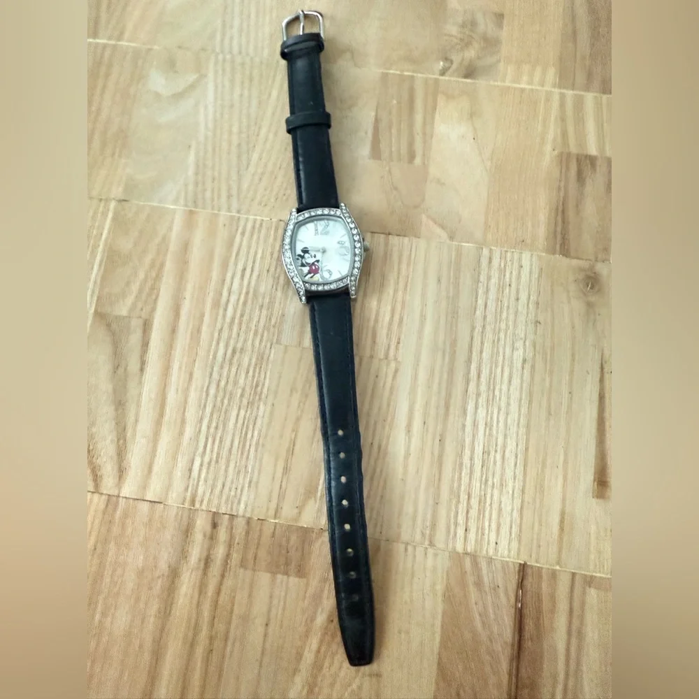 Disney SII Seiko ladies silver tone Mickey Mouse crystal watch NEW BATTERY